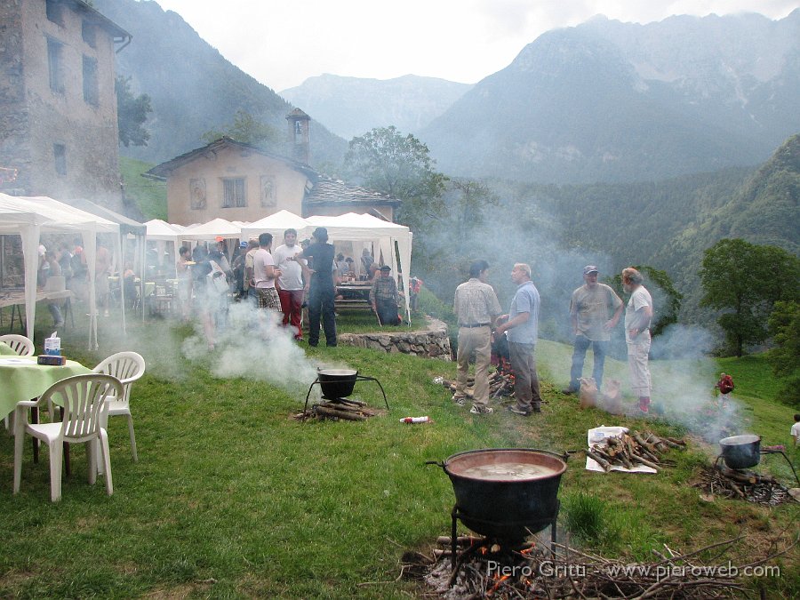 Pusdosso-Festadestate08 040.jpg - Intanto  l'acqua bolle in pentola...